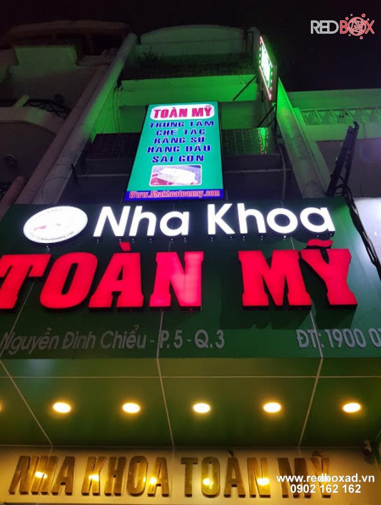 thi công bảng biển uqnag3 cáo nha khoa